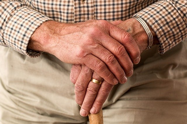 manos de un hombre mayor