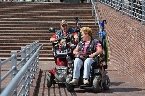 personas en silla de ruedas
