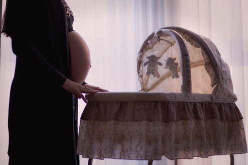 embarazada junto a cuna; autónomos durante baja maternidad	
