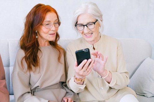 autonomas jubiladas trabajando usando móvil