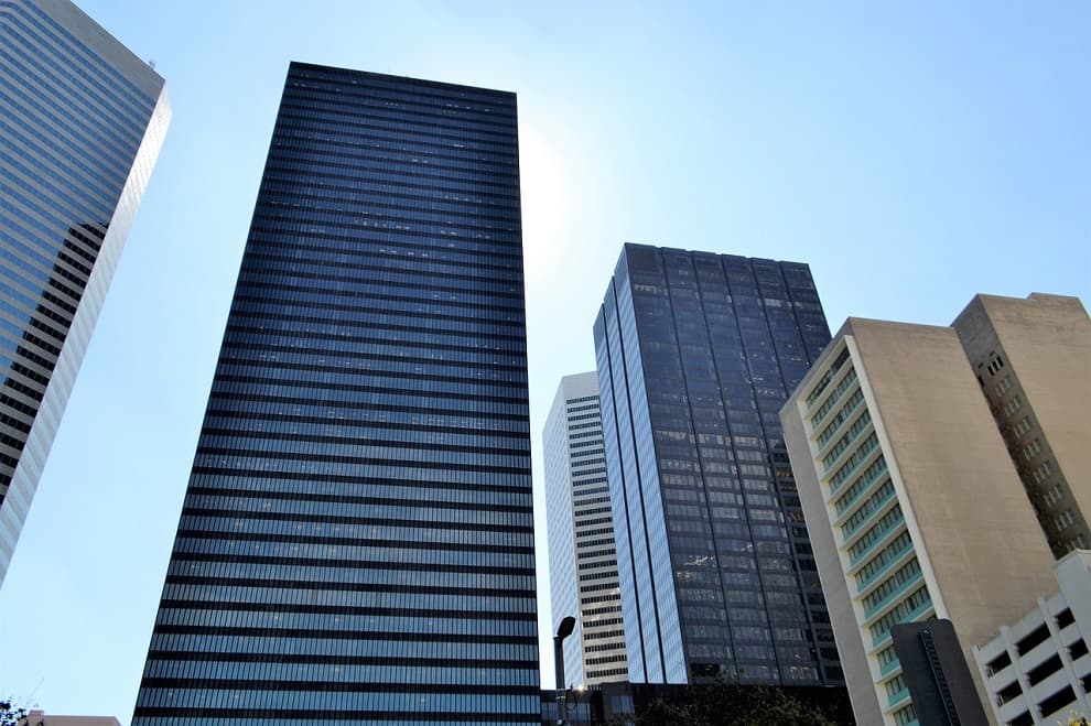 rascacielos de oficinas, en artículo que explica diferencia entre domicilio social y domicilio fiscal, diferencia domicilio fiscal y social, 