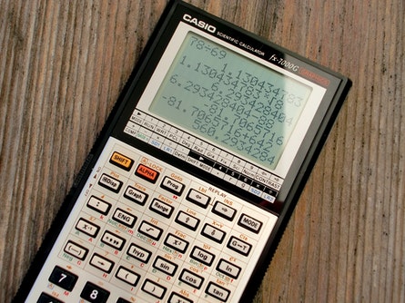 calculadora mostrando cuentas en su pantalla