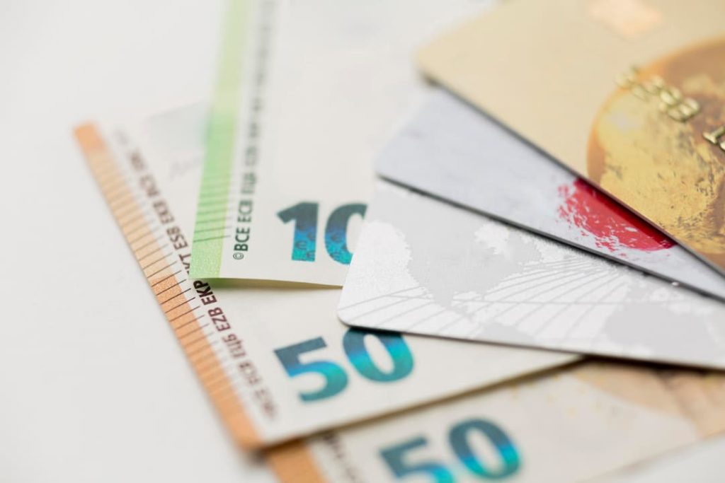 billetes euros y tarjetas de crédito