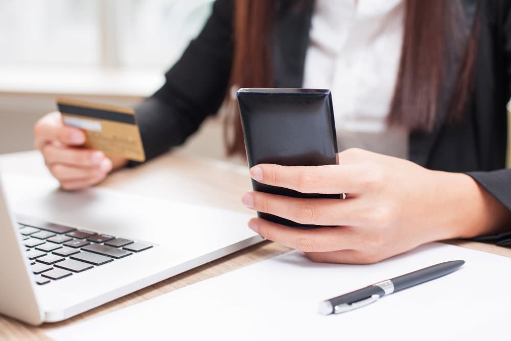 mujer realizando un pago online con tarjeta de crédito