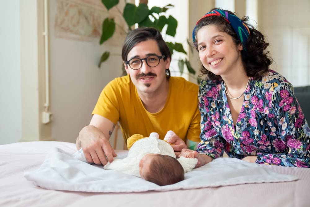 padres con bebé recién nacido