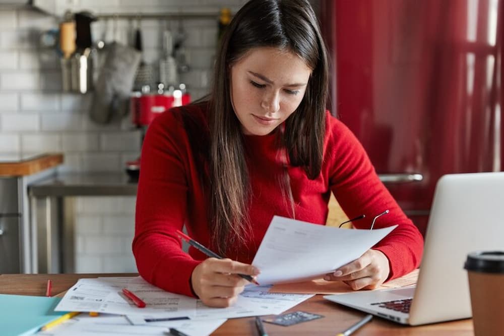 mujer joven analizando los Impuestos para autónomos